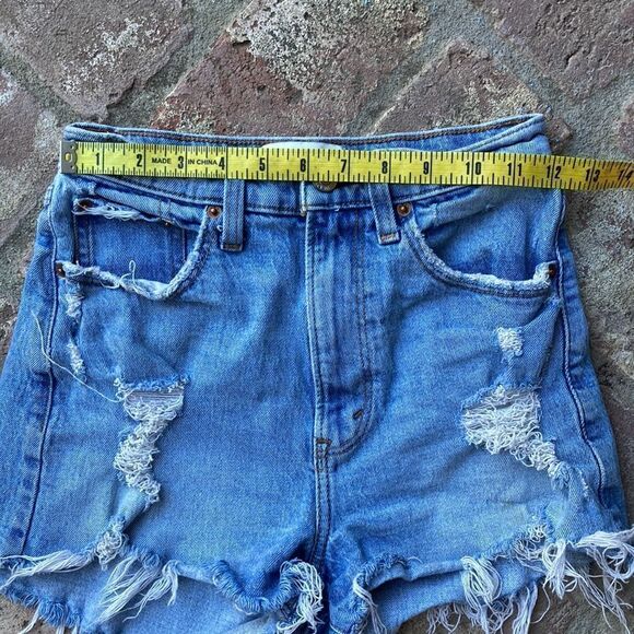 Abercrombie & Fitch Distressed High Rise Mom Shorts Size 25 - Picture 9 of 12
